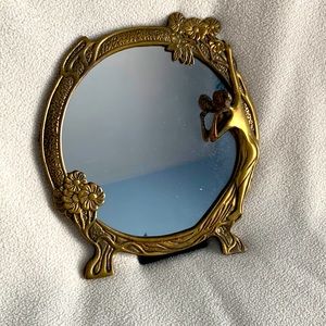 Self standing mirror in brass